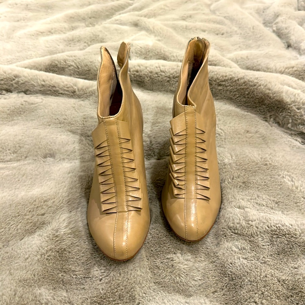 Pour La Victorie nude bootie